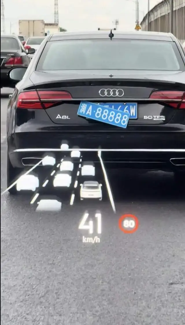 奥迪车悬挂套牌“润A88888”上路,交警回应