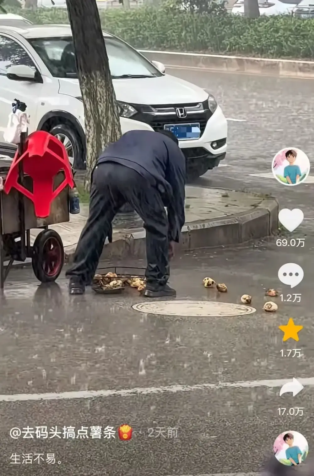 患癌卖洋芋大叔将伞借给陌生母女,自己淋雨推车